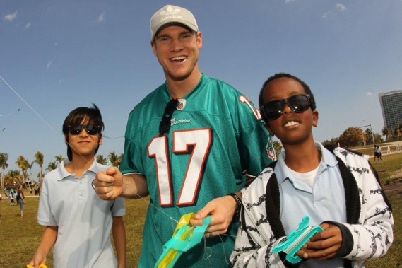 LR - Ryan Tannehill with students from Greynolds Park Elementary at Kiting with Kids and Fins in Miami-Dade