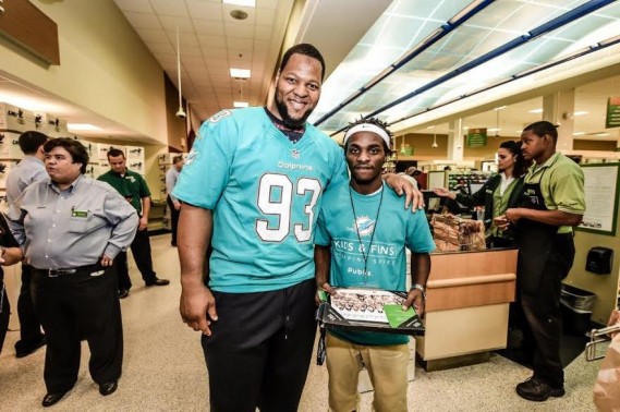 Miami Dolphins in the Community: Publix Kids and Fins Thanksgiving Shopping Spree