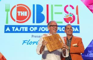 Orange Bowl Committee Member and Community Events Chair, Tim Petrillo, presents Chef Michael Schwartz (Harry’s Pizzeria) with the Best Miami-Dade Restaurant Award. Harry’s Pizzeria also won the overall Flavor of South Florida Award.