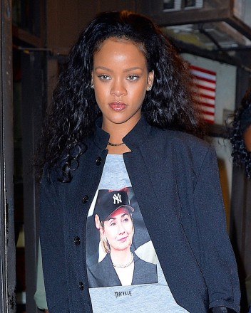 NEW YORK, NY - OCTOBER 19:  Rihanna steps out in a Hillary Clinton supporter t-shirt in Manhattan on  October 19, 2016 in New York City.  (Photo by Robert Kamau/GC Images)