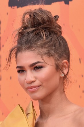 Zendaya wore a Hearts on Fire ring and Le Vian earrings to the Nickelodeon Kids' Choice Sports Awards 2016 at UCLA's Pauley Pavilion on July 14, 2016 in Westwood, California.