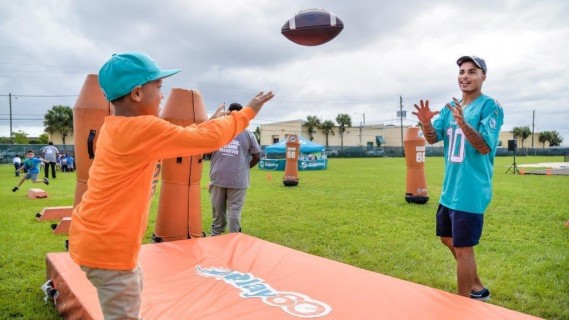 Miami Dolphins in the Community: Dolphins Blitz at Park Ridge Elementary