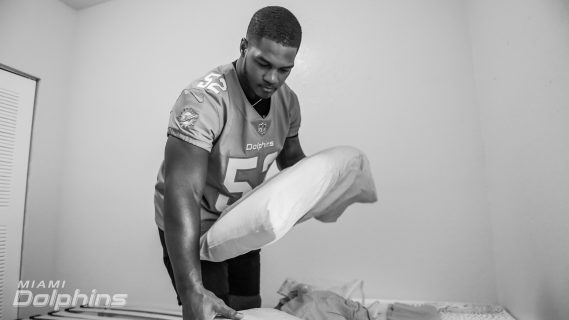 Miami Dolphins LB Raekwon McMillan Participates in Ashley HomeStore Bed Deliveries