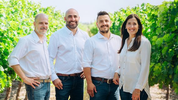 The winemaking team comes to life virtually thanks to an interactive virtual tour that now includes a stop in the vineyards, to toast and learn alongside Rafael Miranda, Germán Di Cesare, Maximiliano Ortiz, and Magdalena Viani.