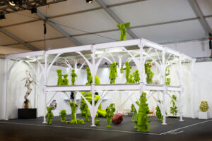 Jason Jacques Gallery’s Design Miami/ 2022 presentation featuring Moss Children by Kim Simonsson and an installation by Urban Umbrella. Photograph courtesy of Jason Jacques Gallery. Photographer: Grace Nkem.