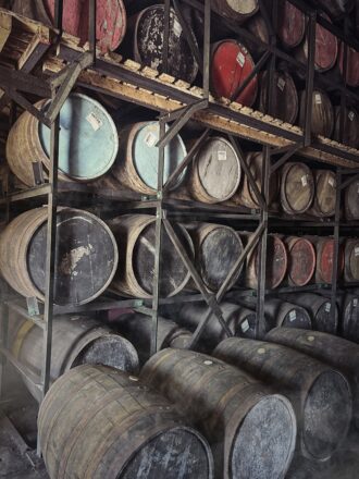 Caption: Sir Rod Stewart at Loch Lomond Distillery (Photo Credit Jonas Mohr) 