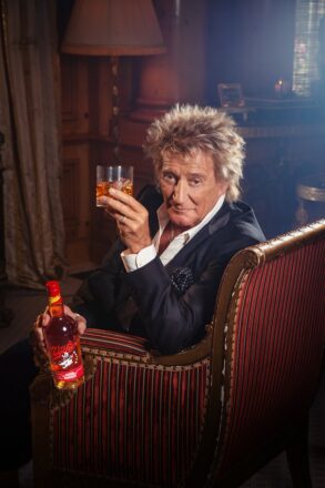 Caption: Sir Rod Stewart at Loch Lomond Distillery (Photo Credit Jonas Mohr) 