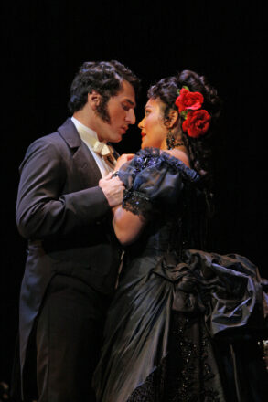 Leonardo Capalbo and Ailyn Peréz in FGO's 2008 La traviata. Photo by Deborah Gray Mitchell.