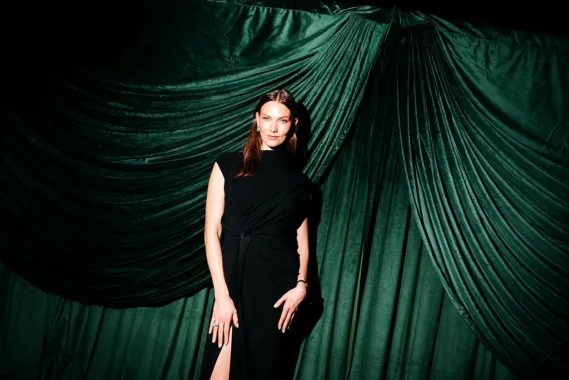 Supermodel Karlie Kloss made a striking appearance at Las’ Lap, adding glamour to Miami Art Week. Her presence highlights the event’s blend of fashion, art, and culture, drawing attention from VIP attendees.Photo credit: Lexie Moreland/WWD via Getty Images.