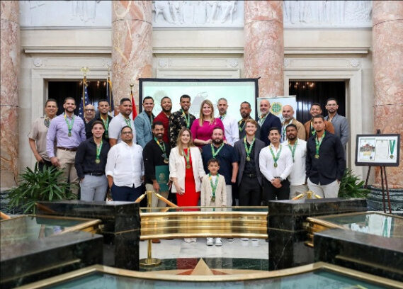 The manager of the Cayey Bulls celebrated his team's 1,000th victory and received recognition from the House of Representatives.